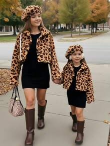 这款时尚三件套女童套装包含一件舒适的棕色豹纹长袖外套、一顶配套的豹纹帽子和一条优雅的黑色A字领连衣裙，这套充满复古风情的秋冬装扮舒适百搭，适合上学、旅行、聚会和日常活动。 - 彩色 - 查看 1
