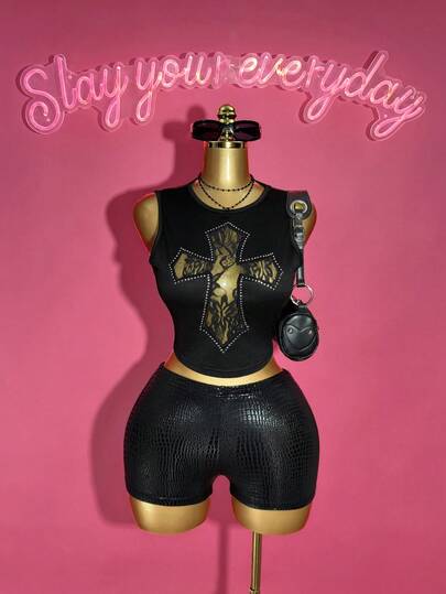 Slaydiva 2025秋冬新款音乐节西式派对泳池性感度假邮轮旅行网红热辣度假甜美性感可爱休闲夜店装扮女装性感锐舞装蕾丝拼接十字图案镶钻圆领无袖背心上衣搭配PU弹力短裤两件套-A