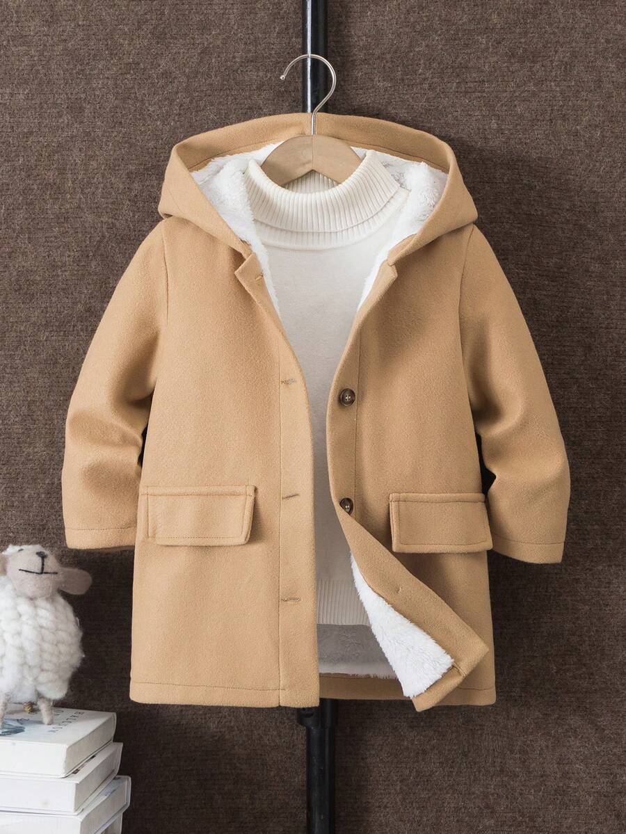 SHEIN 这款男童休闲百搭灰色龙凤图案羊毛加厚保暖连帽中长外套，采用经典时尚的龙凤图案羊毛面料，搭配对比鲜明的绒面内衬，更添活力与质感。连帽设计兼具保暖性和实用性，适合男童在凉爽季节穿着。 - 卡其色 - 查看 1