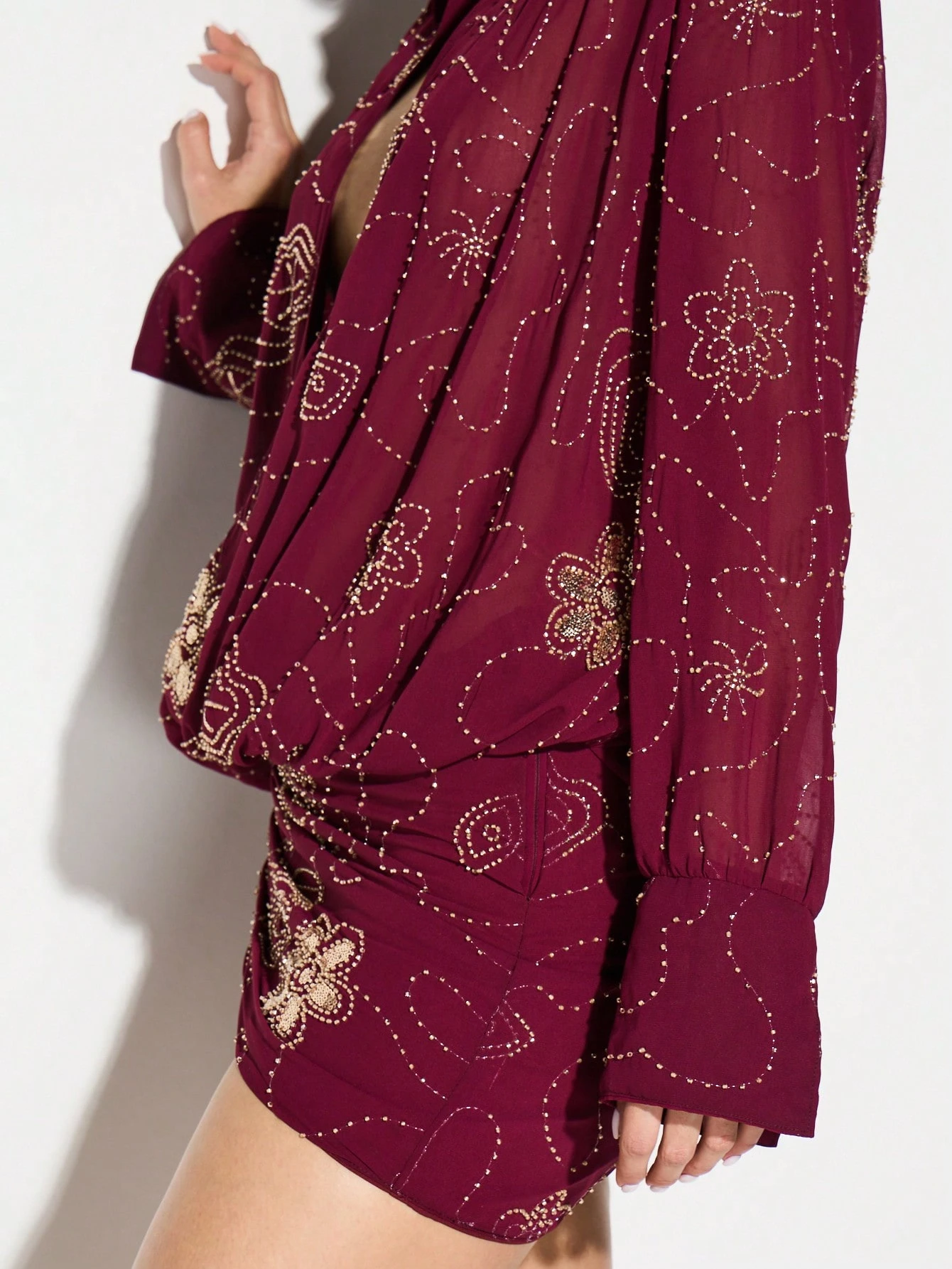 KIZN Minivestido de manga larga adornado con estampado de cuentas