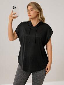 Auralis T-shirt à capuche noir à manches courtes avec imprimé géométrique pour femmes grandes tailles, pour un look décontracté, la gym, le jogging, le yoga. T-shirt noir pour femmes avec courbes - Noir - Voir 4