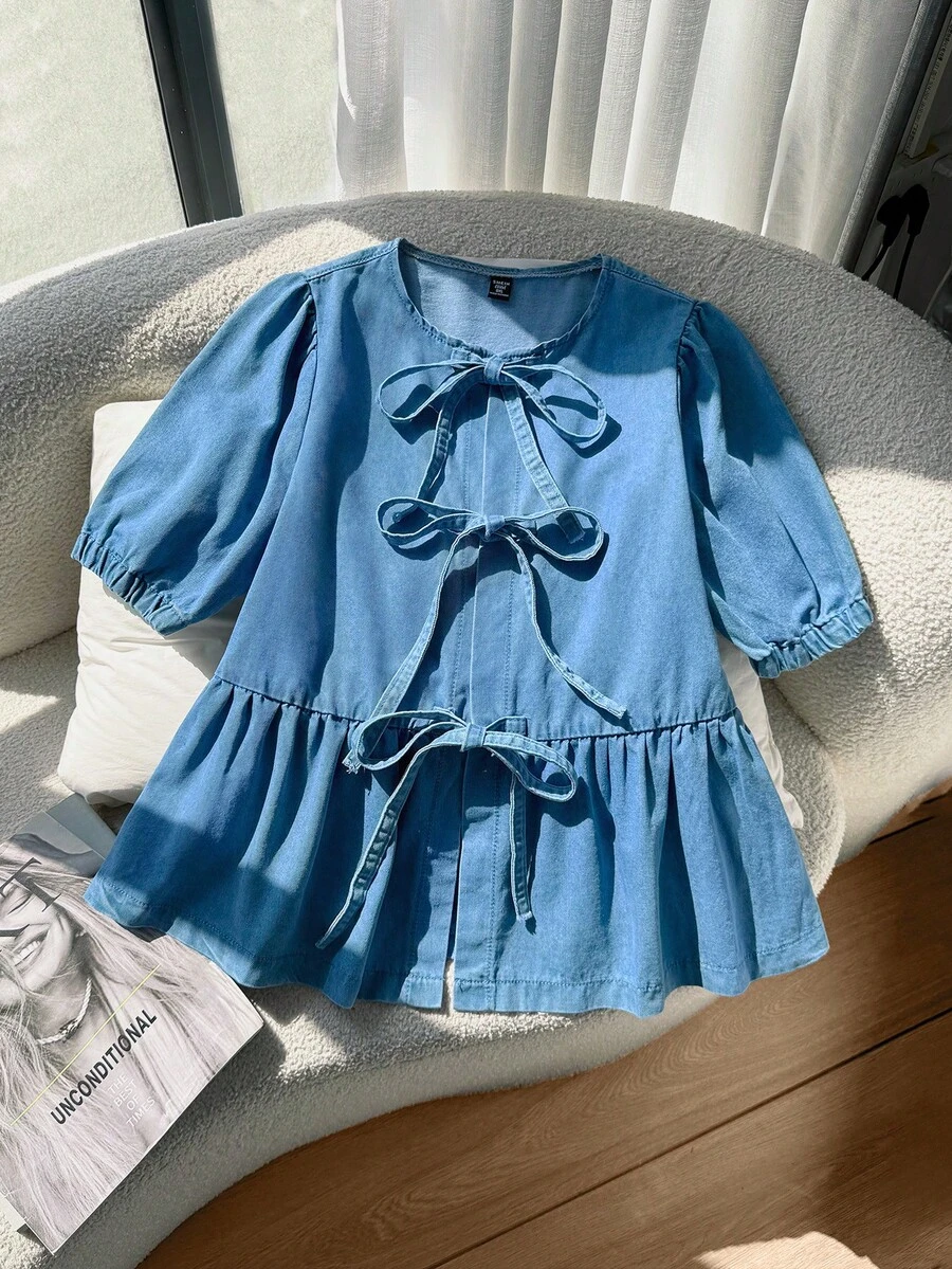 Comfortcana Blusa de mezclilla de manga abullonada con lazo delantero, bajo con volantes, para mujer de talla grande, para verano, vacaciones, Pascua, primavera, estilo occidental, oficina, rave, baby shower, estilo campestre, estilo country, estilo old money, salir, festival, rodeo, aeropuerto