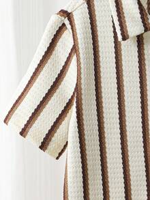 SHEIN Genkimix Kids 这款三件套男童竖条纹短袖衬衫和配套休闲短裤套装，采用混纺面料，亲肤透气。衬衫采用多色竖条纹设计，配有小翻领和短袖；短裤采用松紧腰带。休闲度假风，适合日常穿着、幼儿园、海滩旅行等场合。可整套穿着，也可分开搭配，打造阳光活力的儿童造型，时尚的返校装扮。