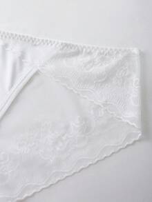 DesireSculpt 大码女士蕾丝拼接丁字裤 - 白色 - 查看 6
