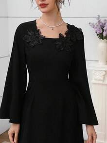 Al Najma Elegantes schwarzes Kleid mit quadratischem Ausschnitt, Kragen mit bestickter Applikation, glamouröses Partykleid - Schwarz - Übersicht 6