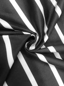 复古条纹印花男士休闲T恤，夏季必备，骑士印花设计，时尚有型。这款T恤款式新颖，极具吸引力，是送给兄弟姐妹、节日或父亲节的绝佳礼物。休闲简约，时尚百搭。 - 黑色 - 查看 4