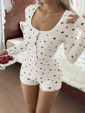 SHEIN Macacão feminino casual e confortável de manga comprida com estampa de laço e coração em malha canelada.