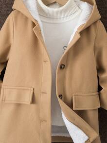 SHEIN 这款男童休闲百搭灰色龙凤图案羊毛加厚保暖连帽中长外套，采用经典时尚的龙凤图案羊毛面料，搭配对比鲜明的绒面内衬，更添活力与质感。连帽设计兼具保暖性和实用性，适合男童在凉爽季节穿着。 - 卡其色 - 查看 7