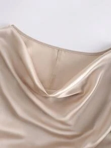 GlowEve CURVE Regalyn-D 大码女式缎面亮面垂褶领荷叶边短袖侧扣衬衫，时尚简约，适合居家、日常、通勤、购物等场合。 - 杏色 - 查看 7