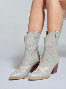 Solezae 女士迷人尖头粗跟刺绣中筒牛仔靴