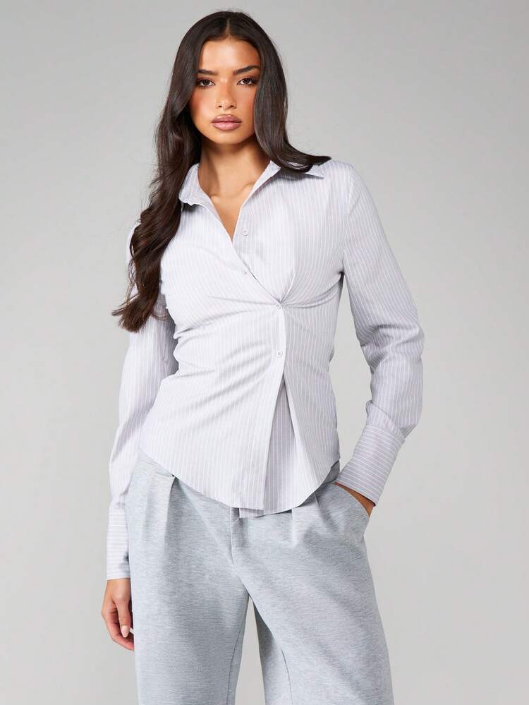 MISSGUIDED Top com Botões e Listras Verticais, Cintura Marcada e Detalhe Torcido na Frente, Manga Longa e Colarinho, Top de Escritório