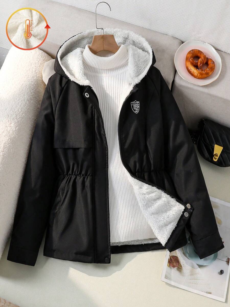 Sparklyn 这款宽松休闲时尚连帽风衣外套专为青少年女孩设计，藏蓝色，饰有徽章，内衬保暖，宽松版型，适合秋季、春季和冬季穿着，可用于日常穿着、通勤、户外活动、上学、街头穿搭、派对和拍照等场合。 - 黑色 - 查看 1