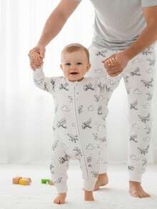 嬰兒男童飛機圖案可反複穿著的連身衣，附折疊袖口及腳袋