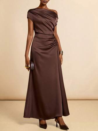 Vesra 单肩缎面连衣裙，腰部有褶皱