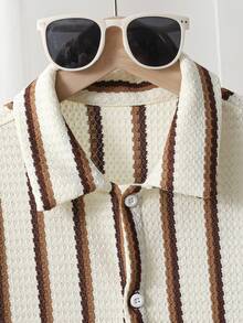 SHEIN Genkimix Kids 这款三件套男童竖条纹短袖衬衫和配套休闲短裤套装，采用混纺面料，亲肤透气。衬衫采用多色竖条纹设计，配有小翻领和短袖；短裤采用松紧腰带。休闲度假风，适合日常穿着、幼儿园、海滩旅行等场合。可整套穿着，也可分开搭配，打造阳光活力的儿童造型，时尚的返校装扮。