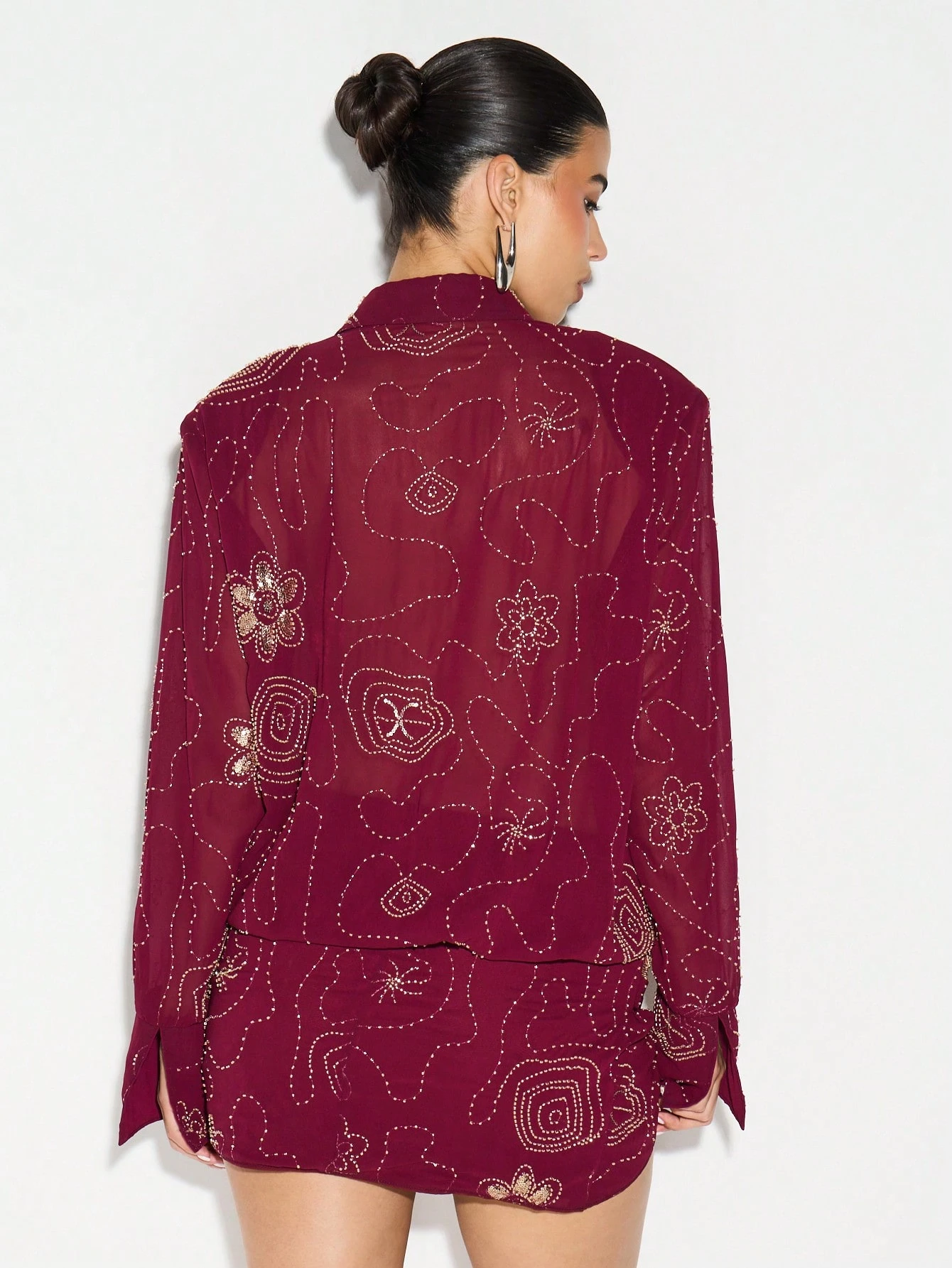 KIZN Minivestido de manga larga adornado con estampado de cuentas