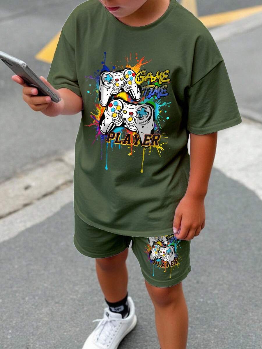 SHEIN 2 件套青少年男童休闲时尚经典酷炫游戏手柄印花圆领短袖 T 恤和短裤套装,适合夏季游戏活动和游戏玩家 - 墨綠色 - 查看 1