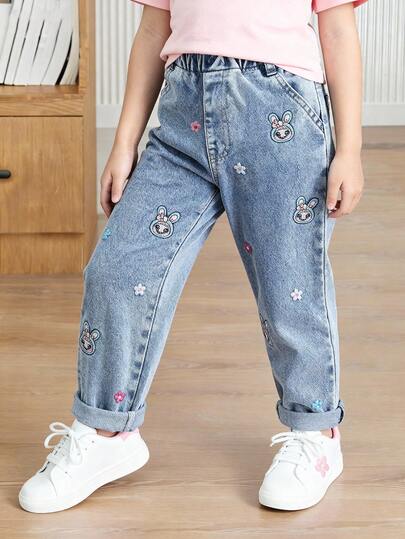 1 条少女喇叭牛仔裤，甜美可爱休闲校园风格日常穿着，浅蓝色水洗牛仔布，绣有花朵和兔子图案，宽松修身设计，松紧腰带穿着舒适，适合日常、外出、旅行、全年学校装扮