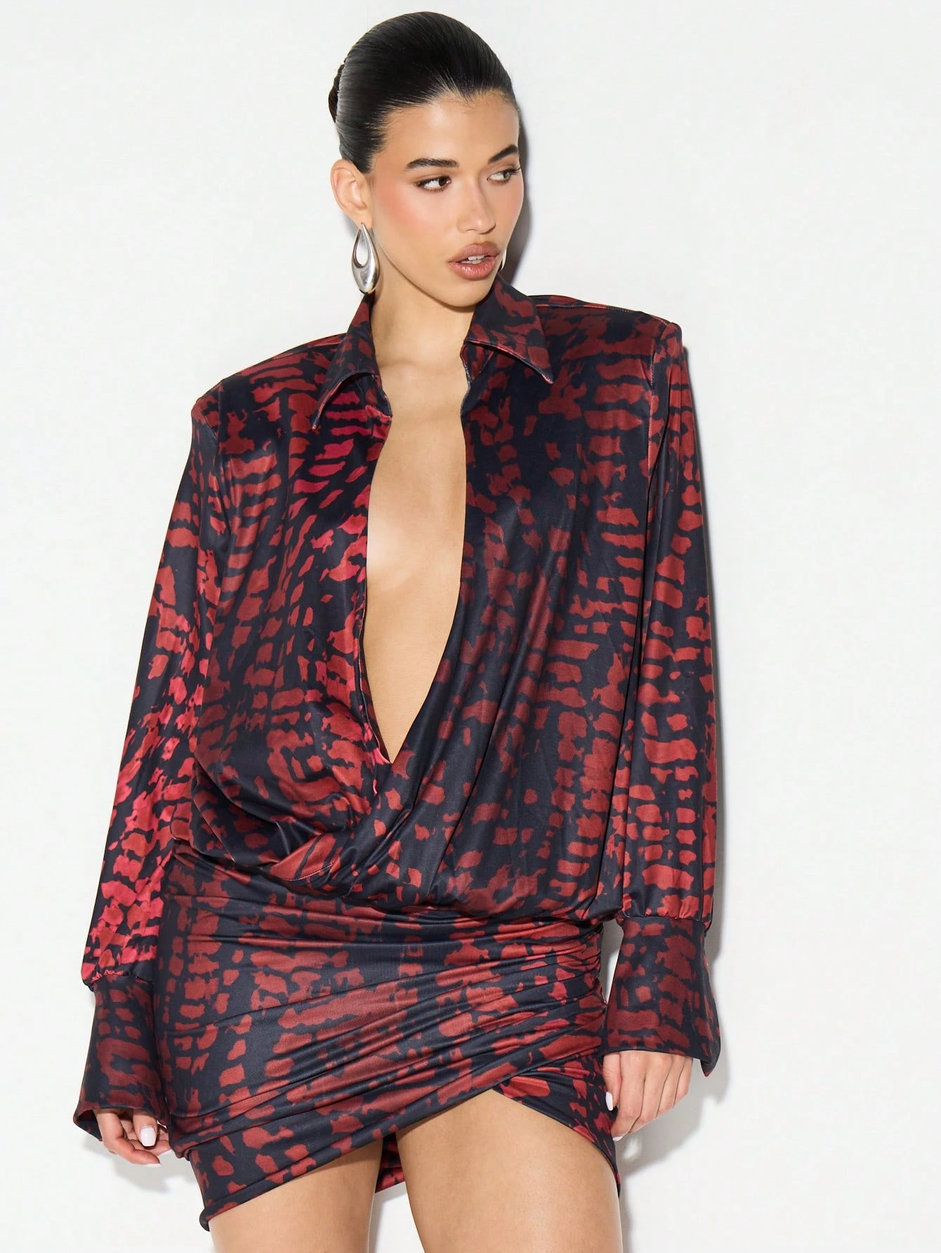 KIZN 프린트 슬링키 드레이프 롱슬리브 미니 드레스