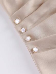 GlowEve CURVE Regalyn-D 大码女式缎面亮面垂褶领荷叶边短袖侧扣衬衫，时尚简约，适合居家、日常、通勤、购物等场合。 - 杏色 - 查看 4