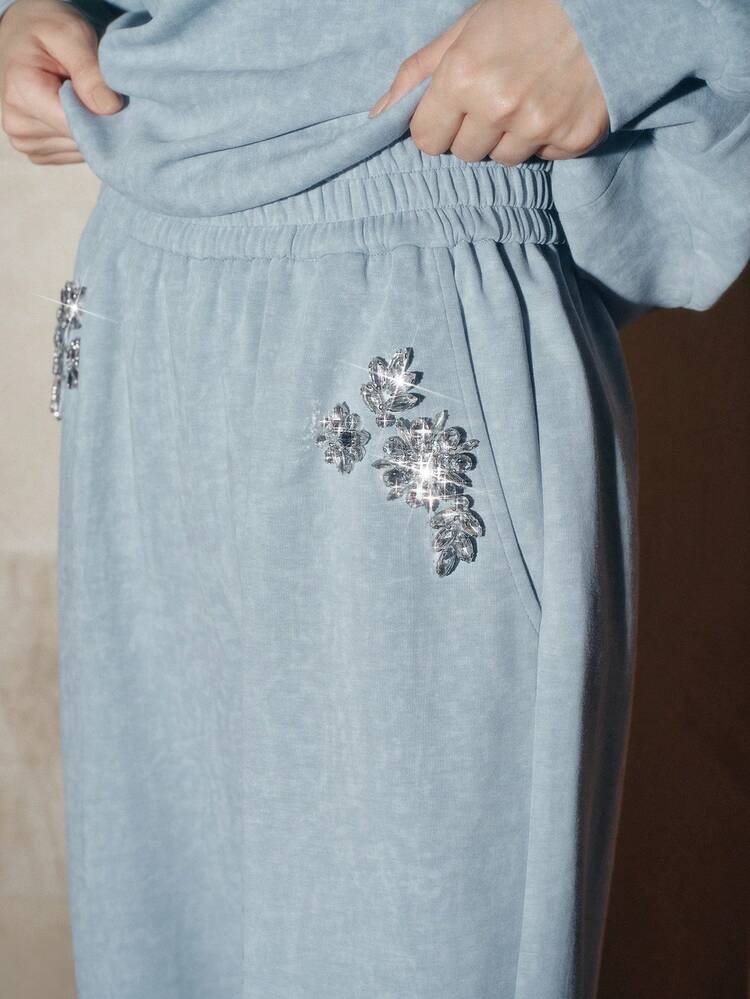 Pantaloni della tuta casual da donna in denim lavato vintage azzurro chiaro con decorazioni in strass fatte a mano