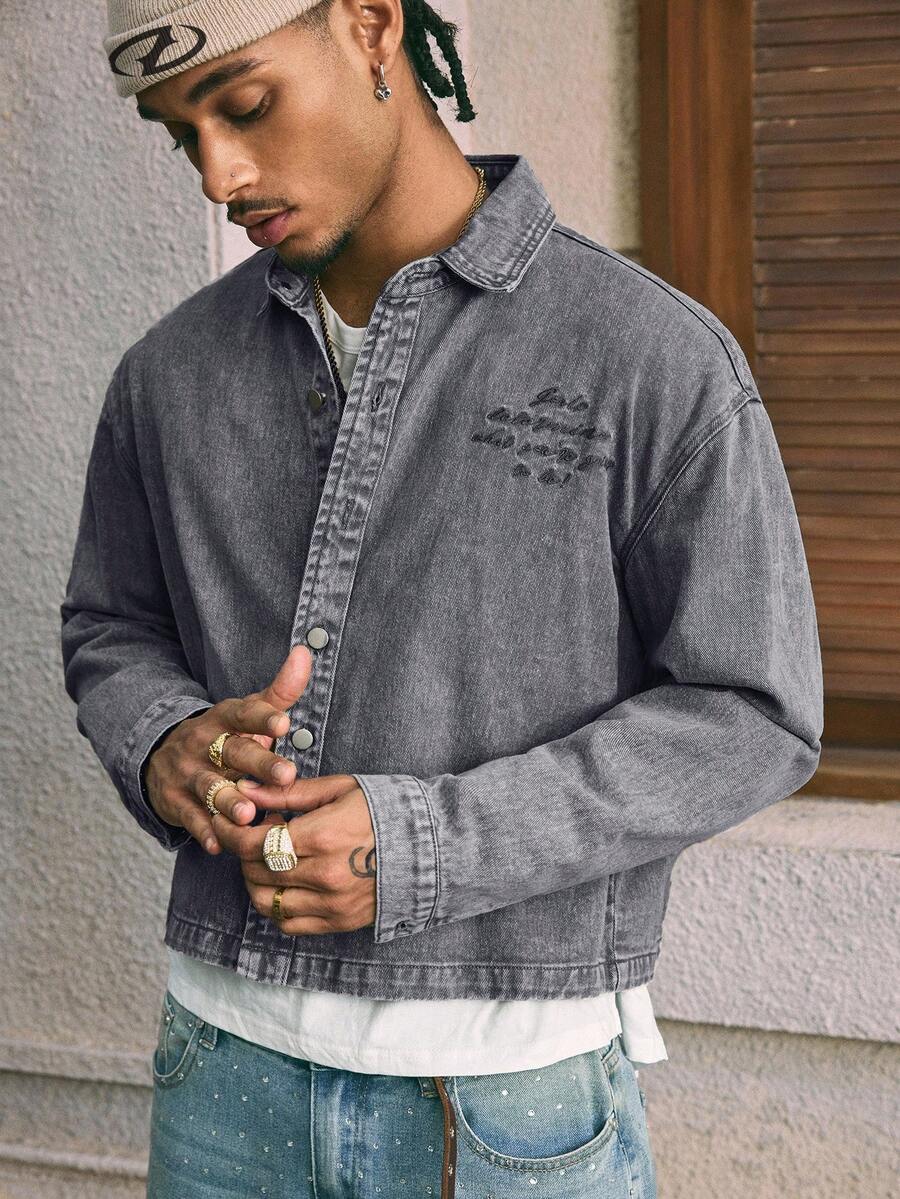 AXEPEAK 男士休闲水洗标语刺绣牛仔夹克，秋季款 - 灰色 - 查看 1