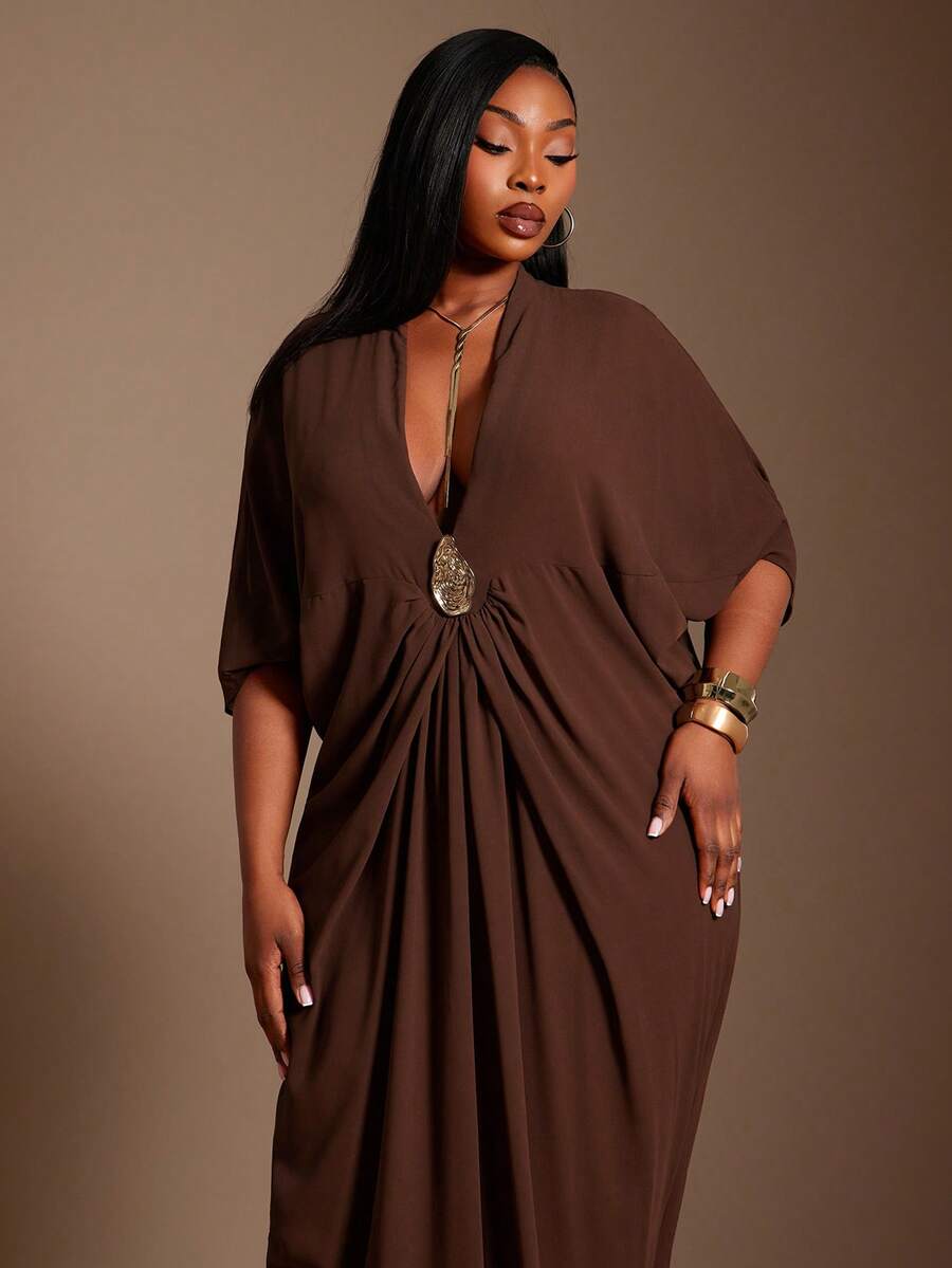 Radiana 大码女士优雅性感棕色V领茧型插肩袖雪纺连衣裙，前中褶裥装饰和金属纽扣装饰 - 棕色 - 查看 1