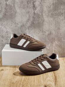 Solezae 女士圆头橡胶底纯素麂皮咖啡白运动鞋 – 运动条纹，舒适缓震，完美打造日常街头风造型。 - 咖啡棕 - 查看 7