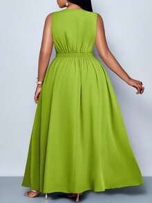 SHEIN CURVE+ 大码新款春夏时尚纯色交叉深V领长款休闲宽松A字连衣裙，简约百搭，适合所有季节，休闲宽松长裙，完美适用于日常通勤、旅行、海滩度假和休闲活动。 - 綠色 - 查看 3