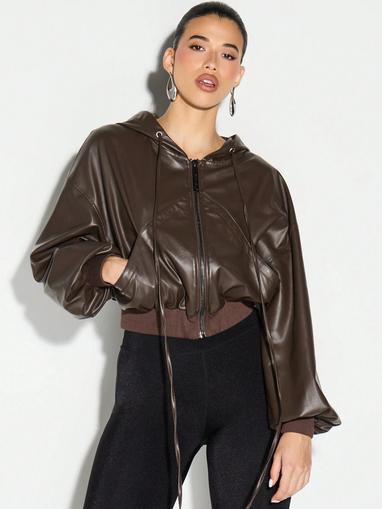 KIZN Bomberjacke aus Kunstleder mit Kapuze