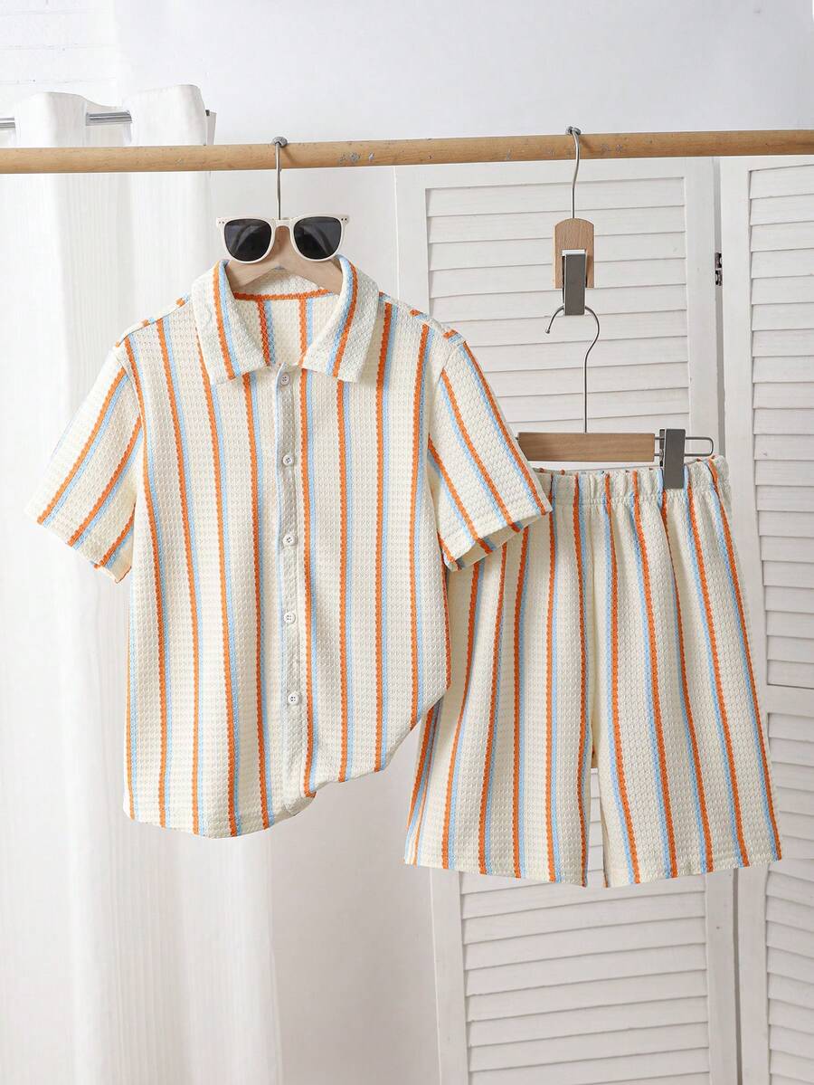 SHEIN Genkimix Kids Bộ 3 áo sơ mi sọc dọc tay ngắn họa tiết Tween Boy kèm quần short thường ngày, chất liệu vải pha trộn, mềm mại và thoáng khí. Áo có thiết kế sọc dọc nhiều màu, cổ nhỏ và tay ngắn; quần short có cạp chun. Phong cách du lịch thường ngày, phù hợp mặc hàng ngày, đi học mẫu giáo, đi biển, v.v. Có thể mặc theo bộ hoặc riêng lẻ để tạo nên một bộ trang phục trẻ em năng động, tươi sáng, một bộ trang phục thời trang cho ngày tựu trường. - Nhiều màu - Xem 1