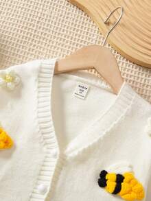 SHEIN Playful Pals 女童休閒時尚可愛白色花朵蜜蜂針織開襟衫與百褶裙兩件套，柔軟舒適，適合日常、旅行、度假、居家、幼兒園場景，適用秋冬、聖誕、開學、派對，百搭春秋女孩套裝 - 白色 - 查看 11