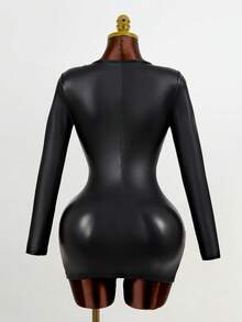 Mistrie 这是一款新款性感连衣裙，圆领长袖设计，侧开衩，松紧腰带，搭配吸睛的猫跟鞋。这款迷你连衣裙适合女士街头时尚，是夜店、酒吧和音乐节的理想之选。 - 黑色 - 查看 2