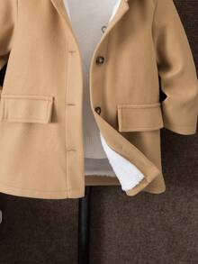 SHEIN 这款男童休闲百搭灰色龙凤图案羊毛加厚保暖连帽中长外套，采用经典时尚的龙凤图案羊毛面料，搭配对比鲜明的绒面内衬，更添活力与质感。连帽设计兼具保暖性和实用性，适合男童在凉爽季节穿着。 - 卡其色 - 查看 6