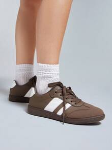Solezae 女士圆头橡胶底纯素麂皮咖啡白运动鞋 – 运动条纹，舒适缓震，完美打造日常街头风造型。 - 咖啡棕 - 查看 5