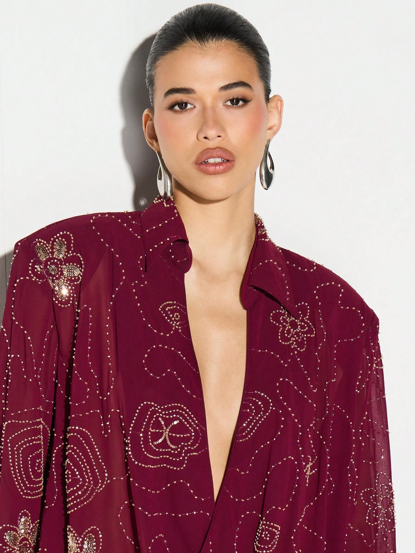 KIZN Minivestido de manga larga adornado con estampado de cuentas