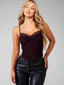 MISSGUIDED 蕾丝细节网纱褶皱酒红色束身吊带背心，心形领口，可调节肩带，适合夜晚和晚间场合穿着。 - 紫色 - 查看 1