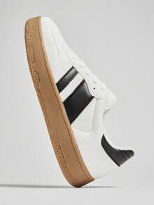 Solezae 女士白色仿麂皮黑色条纹圆头系带橡胶底运动鞋——简洁对比外观，散发复古气息 - 白色 - 查看 8