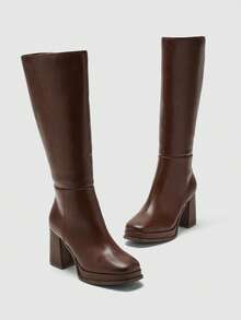 Solezae #LegsForDays 女式 3.25 英寸粗跟和 1 英寸厚底方头优质 PU 棕色及膝靴 - 时尚、精致、轻松，经典黑色，彰显您的大胆秋冬风格。 - 棕色 - 查看 3