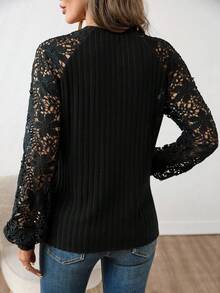 SHEIN Clasi Blusa de moda con cuello redondo, mangas raglán y encaje de contraste para mujer - Negro - Ver 2