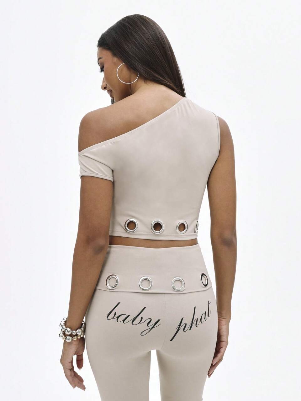 BABYPHAT ロゴスクリプト プリント クロップド バルドースタイル オフショルダー アイレット トップ
