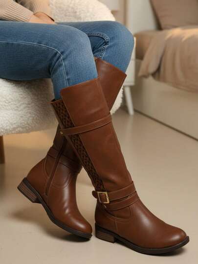 Botas ecuestres, punta redonda, cierre interno, herrajes dorados, estilo clásico, bota alta, moda mujer, elegante, cómoda, casual.