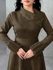 Modelyn 罗纹绒面拼接麂皮领系带女士中长连衣裙，适合秋冬季穿着 - 咖啡棕 - 查看 3