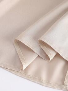 GlowEve CURVE Regalyn-D 大码女式缎面亮面垂褶领荷叶边短袖侧扣衬衫，时尚简约，适合居家、日常、通勤、购物等场合。 - 杏色 - 查看 5