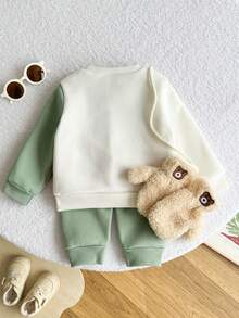 Playful Pals 2pcs Baby Boy Casual Cute Colorblock, Tiger, Crocodile Graphic Print Crew Neck Long Sleeve Sweatshirt And Elastic Waist Pants Set, Suitable For Autumn/Winter Outdoor Sports & Outings - Green - View 2