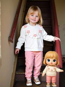 Vintaside Kids 2件套女婴春季新款2025圆领长袖荷叶边花朵装饰长袖套头衫和荷叶边下摆休闲运动裤套装，可爱时尚 - 彩色 - 查看 1