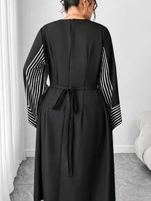 Elenzga Damen Große Größen Rundhals Schwarz & Weiß Kontrast gestreiftes Langarm elegantes Pendler gestreiftes Placement Muster Langes Hemdkleid, Herbst/Winter. Geometrisches Linienmuster Schwarzes Volantärmel Taillengegürtetes Schlankheits-Maxikleid.