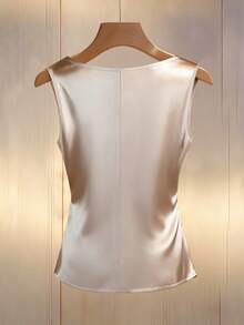 GlowEve CURVE Regalyn-D 大码女士缎面亮面垂褶领无袖侧扣背心，时尚简约，适合居家、日常、通勤、购物等场合。 - 杏色 - 查看 2