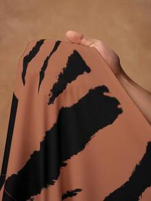 Zivah 2025秋季新款，适合生日派对、宴会、返校、学院风、学生装、日常休闲、邮轮旅行、潮流、街头风、优雅、通勤、商务休闲等场合。V领七分袖开衩设计，略微宽松版型，蝙蝠袖，黑米色斑马纹长裙，女士连衣裙 - 棕色 - 查看 7