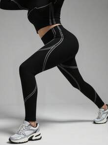 Innovista 女士夜跑反光运动套装，夜光运动服，适合俱乐部、戴头巾人士穿着，提供防护，兼具运动训练的舒适性和美观性。轻便透气，包含一件拉链短款上衣和一条带手机卡口袋的紧身裤，两件套设计，适合日常休闲、骑行、高强度间歇训练、办公室到健身房等各种场合。 - 黑色 - 查看 3